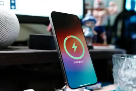 保山苹果15换屏服务分享用什么充电器给iPhone15充电更好 
